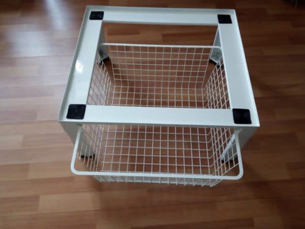 Rialzo per lavatrice e ascigatrice con cestello porta indumenti sporchi in metallo Wire Basket