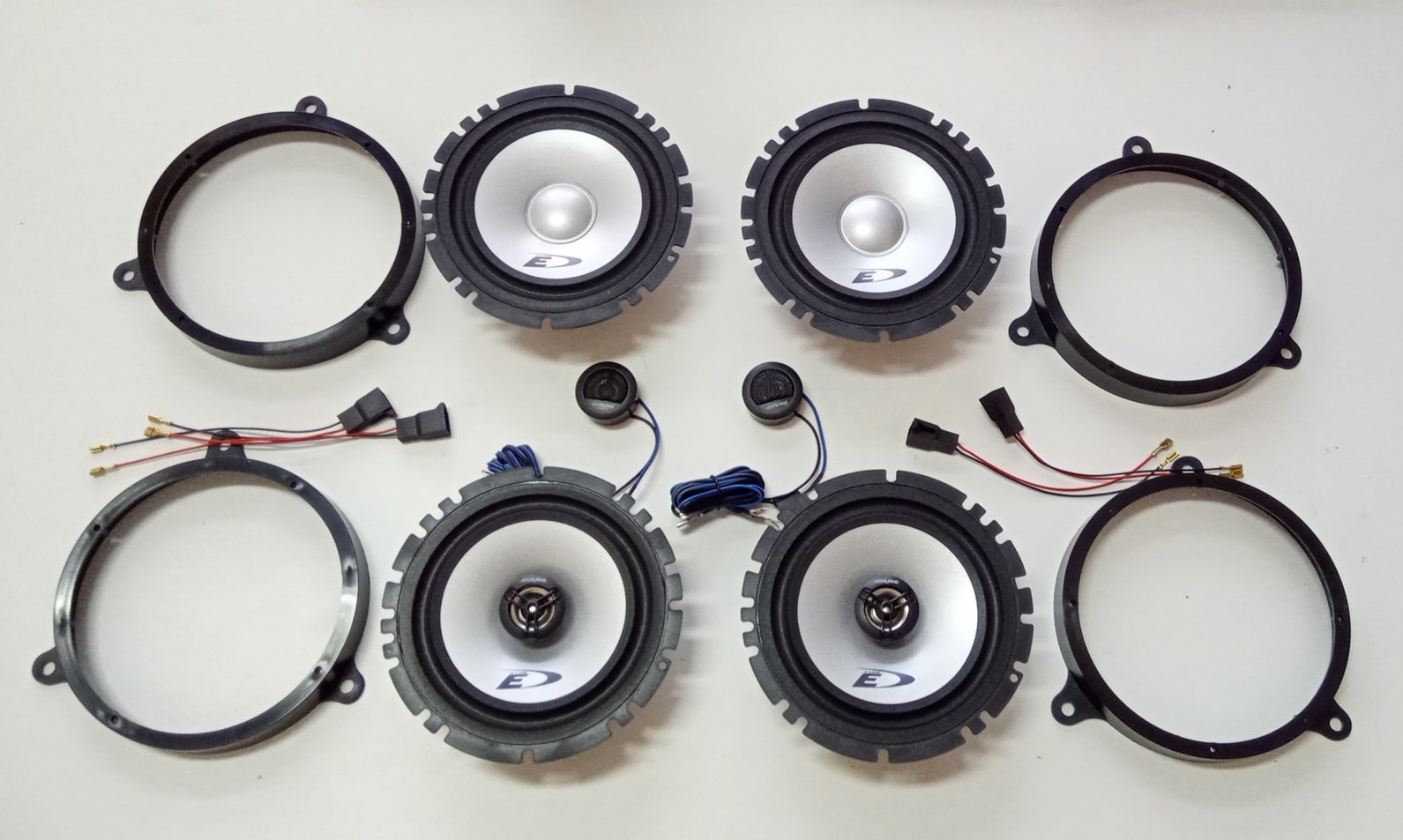 Kit altoparlanti Alpine per Toyota Corolla con adattatori e supporti