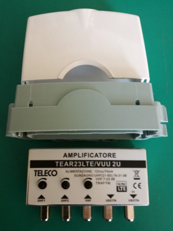 Amplificatore per antenna TV 2 ingressi UHF 31 db 1 ingresso VHF 26 db 2 uscite